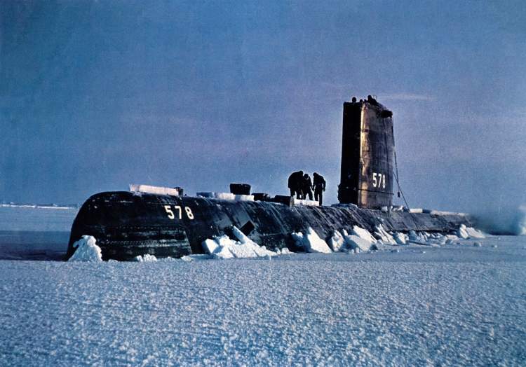 USS_Skate_(SSN-578)_surfaced_in_Arctic_-_1959